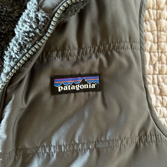 Reversible Patagonia Vest with Hood - Picture 2 of 6